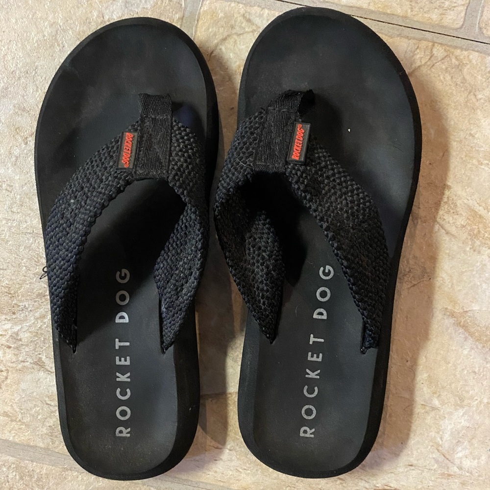 Like new! Rocketdog flip flops
